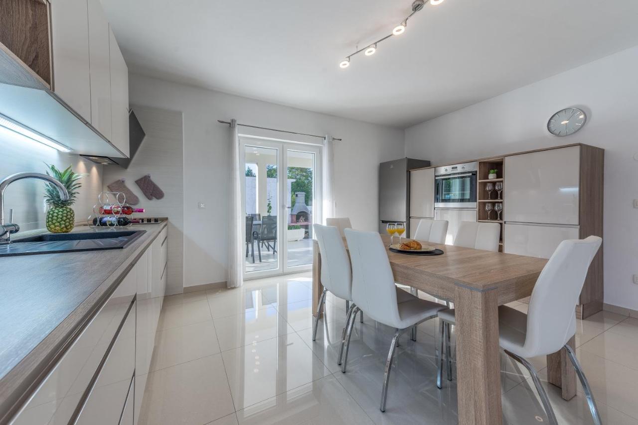 Holiday Home Bajlo Apartment With Three Bedrooms Zadar Exterior foto