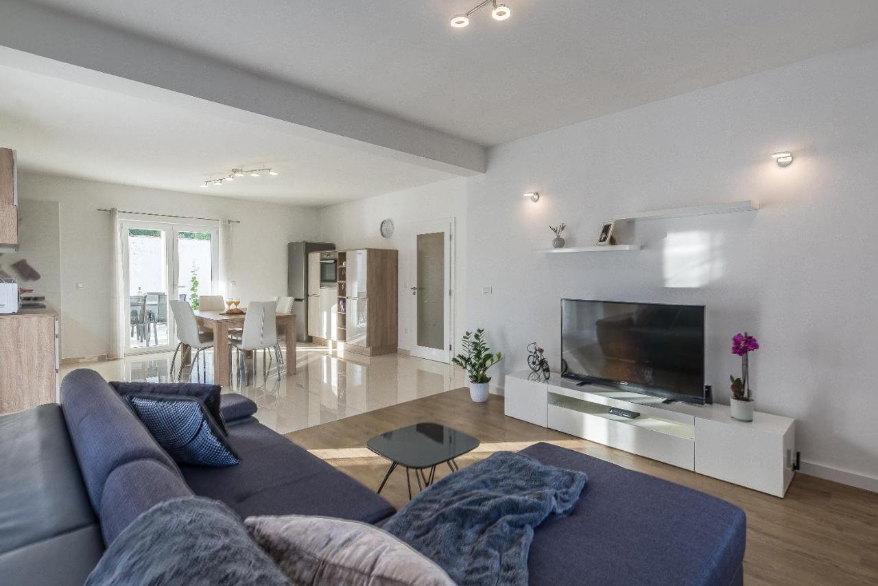Holiday Home Bajlo Apartment With Three Bedrooms Zadar Exterior foto
