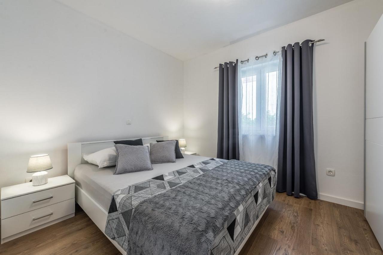 Holiday Home Bajlo Apartment With Three Bedrooms Zadar Exterior foto