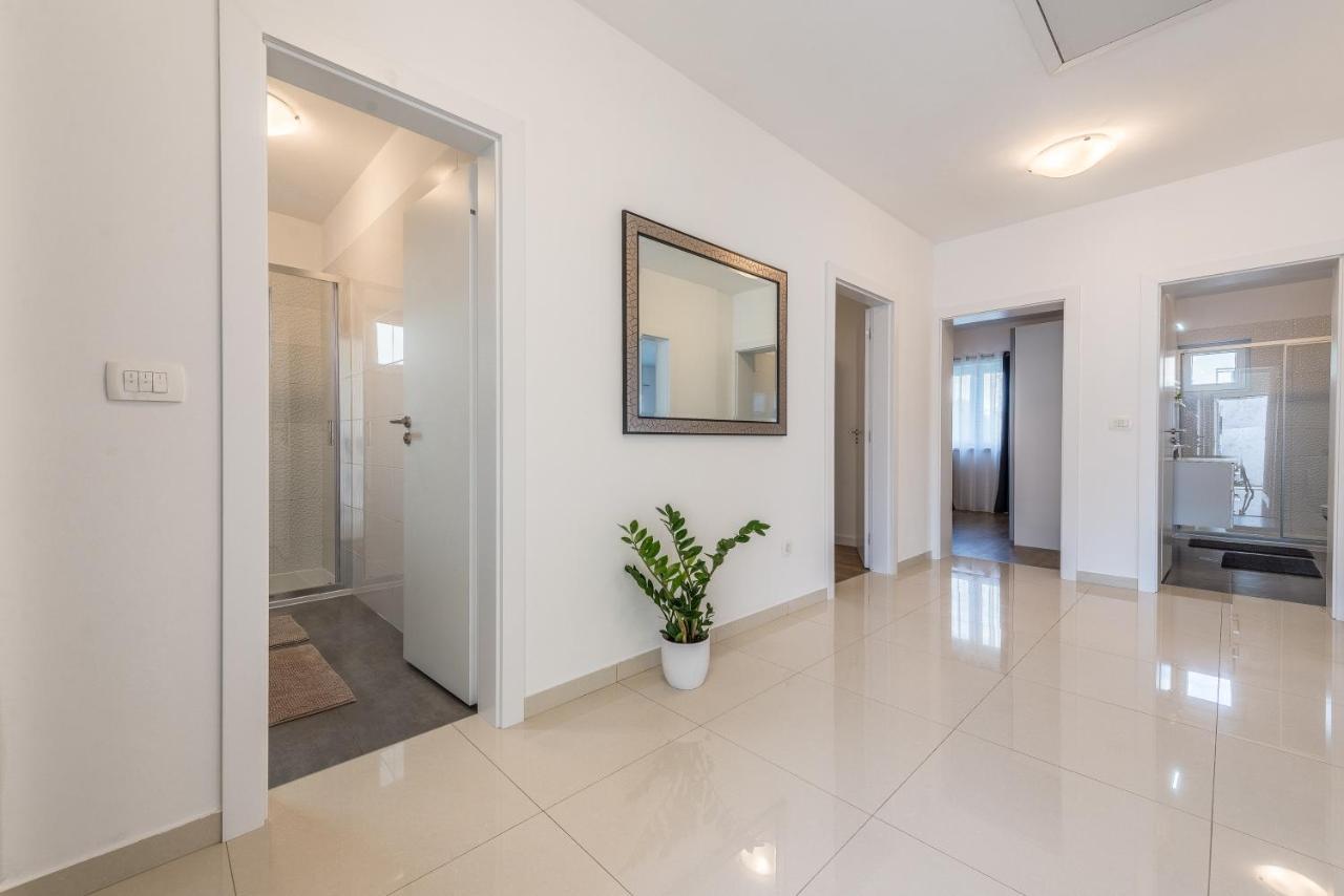 Holiday Home Bajlo Apartment With Three Bedrooms Zadar Exterior foto