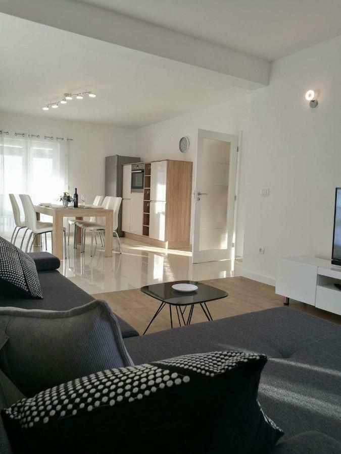 Holiday Home Bajlo Apartment With Three Bedrooms Zadar Exterior foto